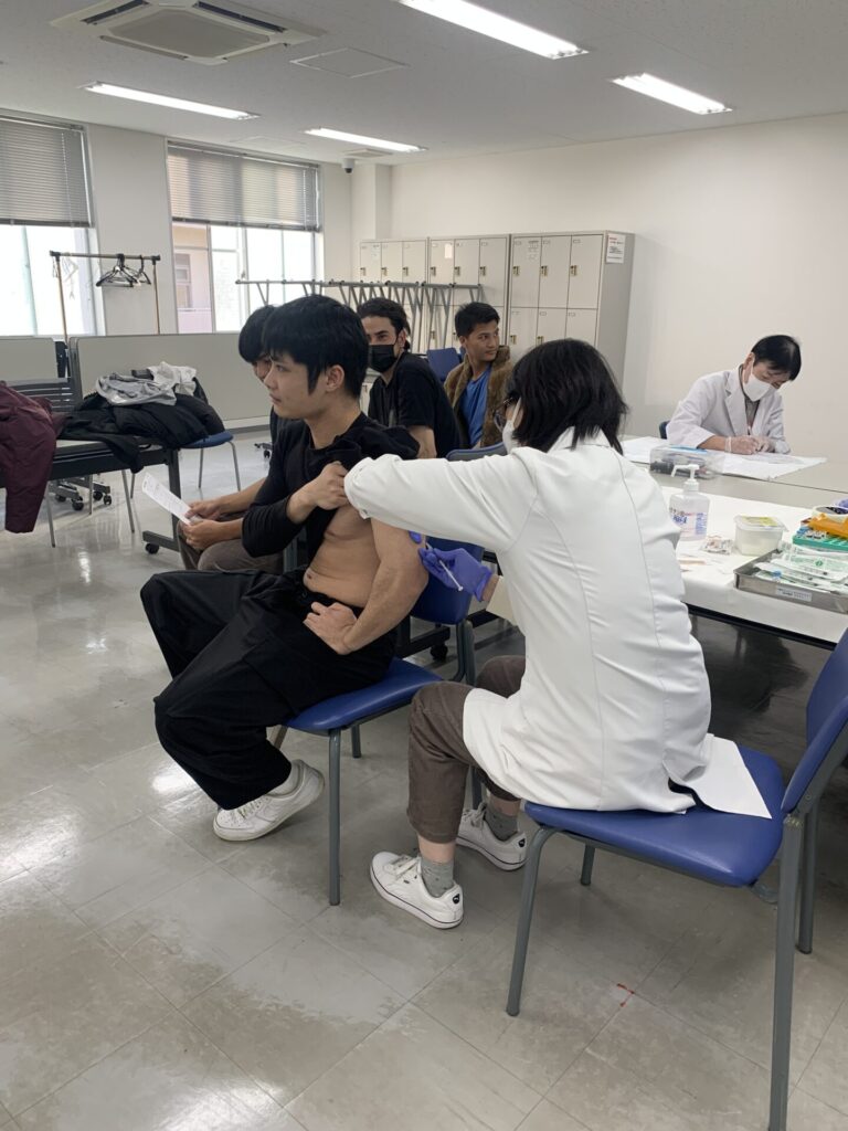【校内でインフルエンザの予防接種が行われました】
