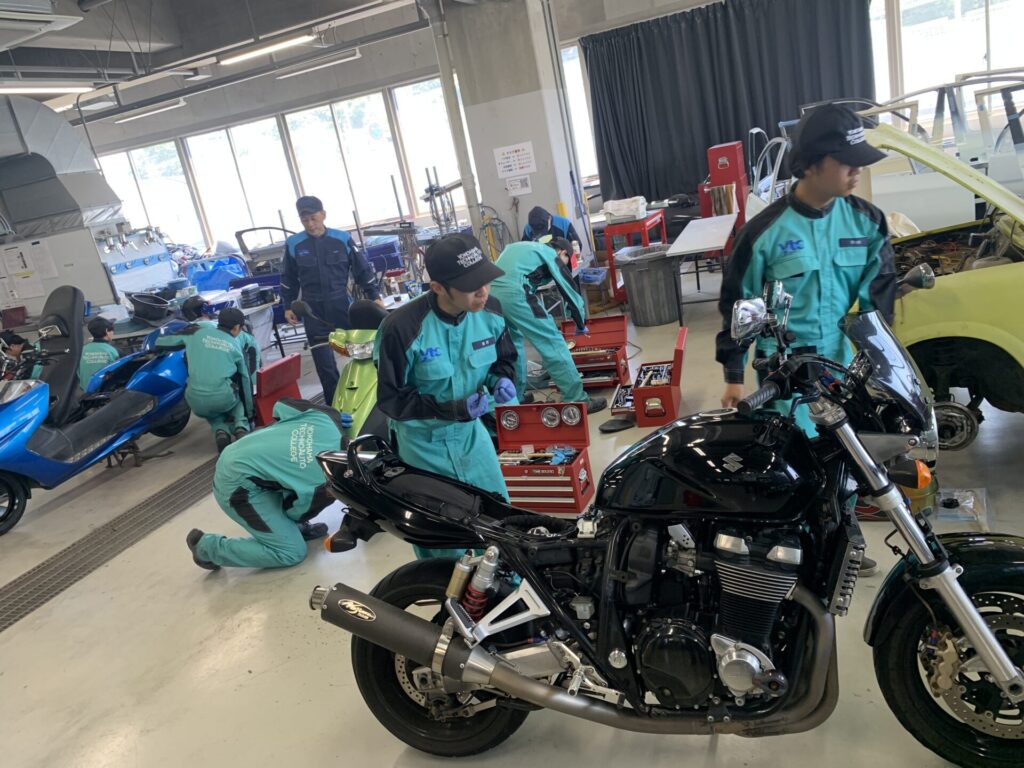 【2輪車のカスタム塗装実習】