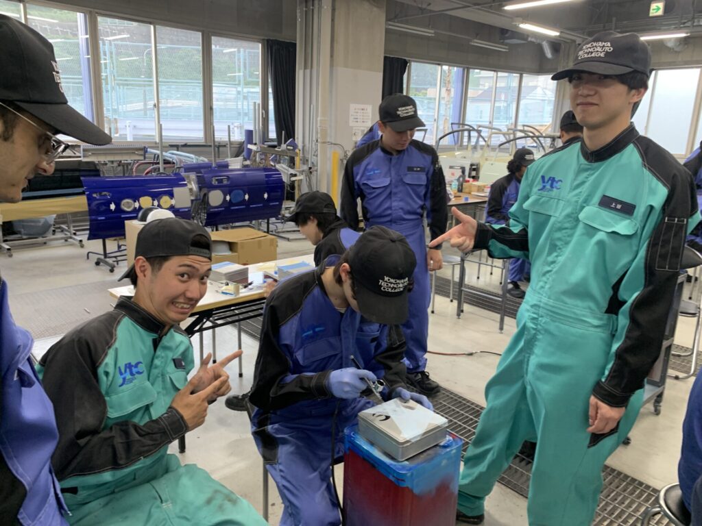 【1年生の鈑金塗装実習】